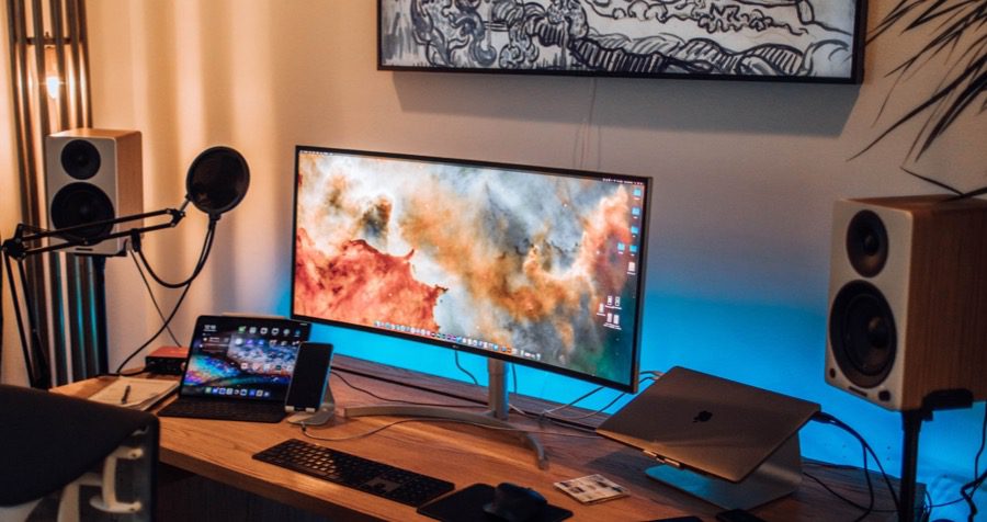 6-Best-Computer-Monitors-With-Adjustable-Height2