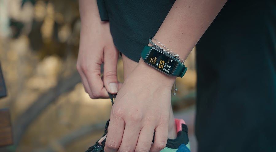 Fitbit has a really smart way of getting everyone to exercise more  and  people love it  Business Insider India