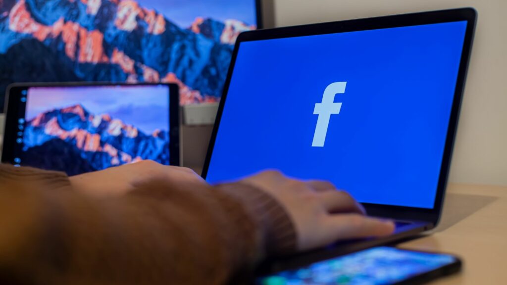 Kodėl galbūt norėsite paslėpti „Patinka“ paspaudimus „Facebook“.