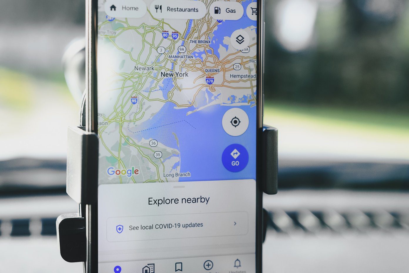 How to change the navigation voice on google maps android iphone feature image